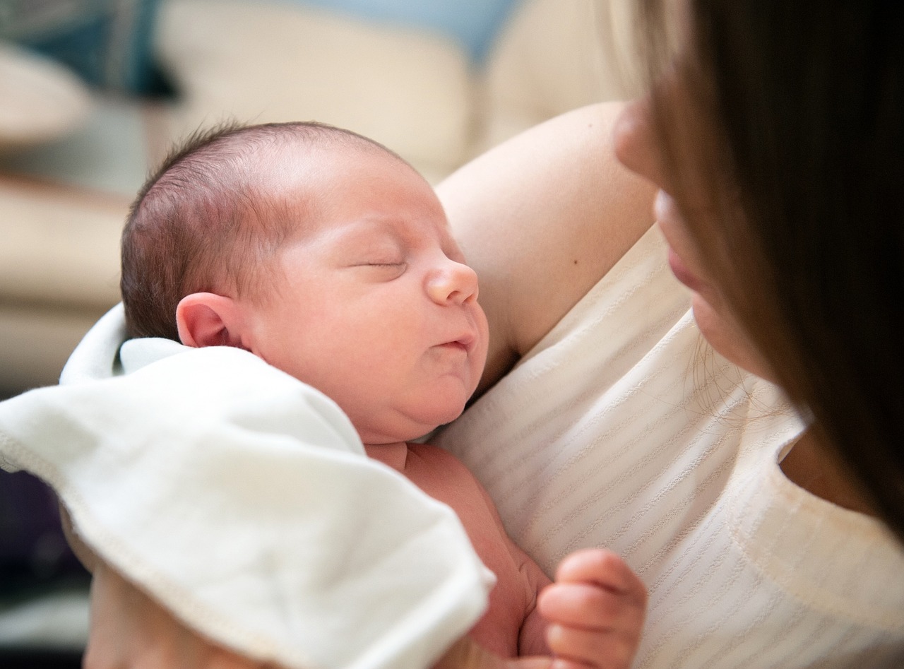 bébé et maman allaitement